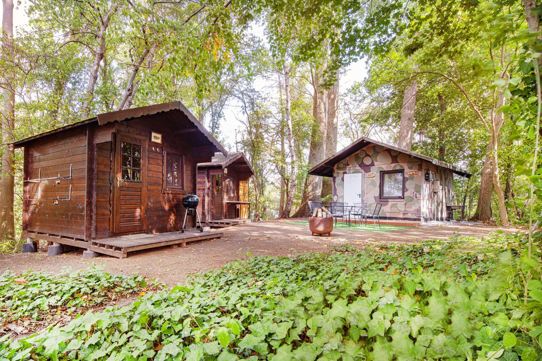 Haupthaus und zwei Schlafhuetten auf der Angel-Insel